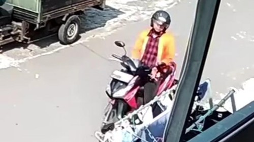 Tangkapan layar video pria berjaket oranye yang mencuri celana dalam di Kota Mataram, NTB.