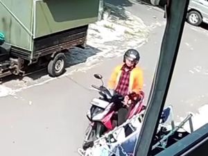 Viral, Pria Berjaket Oranye Curi Celana Dalam di Mataram