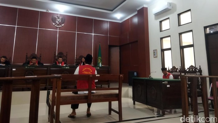 Terpidana Sunendi dihadirkan sebagai saksi atas terdakwa Yogi pelantara penjual cula badak di Pengadilan Negeri Pandeglang.