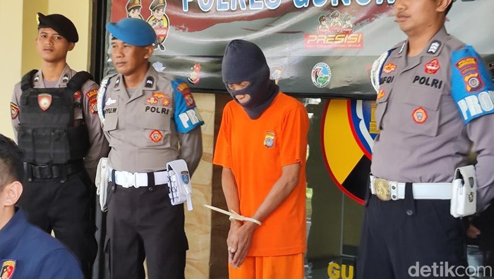 Tersangka pembunuhan nenek di Paliyan, S (59) saat dihadirkan dalam jumpa pers Polres Gunungkidul, Kamis (20/6/2024).