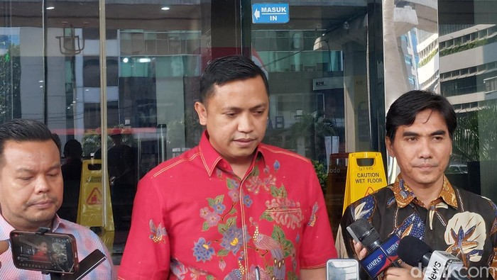 Tim pengacara staf Sekjen PDIP Hasto Kristiyanto, Kusnadi, kembali menyambangi kantor Dewan Pengawas (Dewas) KPK (Yogi/detikcom).