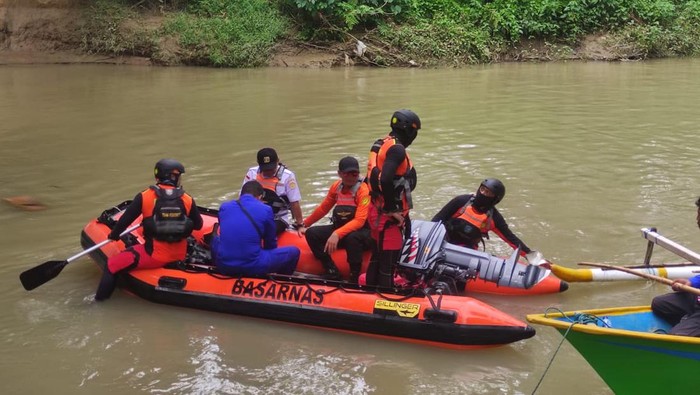 Tim SAR melakukan pencarian korban tenggelam di Pohuwato.