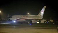 Dilansir Reuters, Kamis (20/6/2024), pesawat Putin tiba di Noi Bai International Airport, Hanoi pada Kamis dini hari waktu setempat. (AP Photo/Minh Hoang)