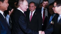 Putin disambut Deputi Perdana Menteri Tran Hong Ha dan diplomat senior Le Hoai Trung. (AP Photo/Minh Hoang)