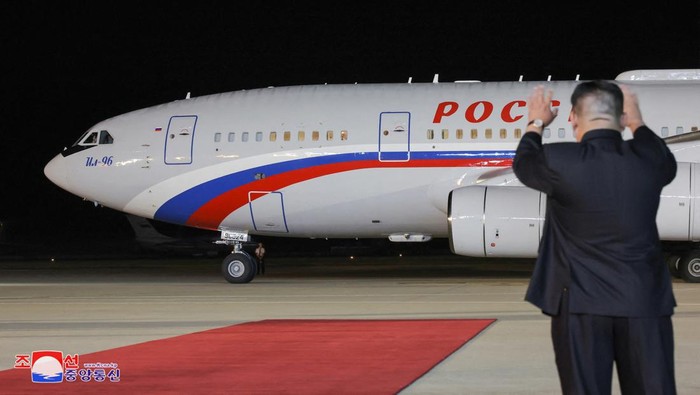 Tinggalkan Korut, Putin Lanjut Kunjungi Vietnam North Korea's leader Kim Jong Un waves at Russia's President Vladimir Putin as he leaves after a state visit to North Korea, at an airport in Pyongyang, North Korea in this image released by the Korean Central News Agency June 20, 2024. KCNA via REUTERS ATTENTION EDITORS - THIS IMAGE WAS PROVIDED BY A THIRD PARTY. REUTERS IS UNABLE TO INDEPENDENTLY VERIFY THIS IMAGE. NO THIRD PARTY SALES. SOUTH KOREA OUT. NO COMMERCIAL OR EDITORIAL SALES IN SOUTH KOREA.