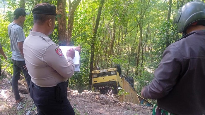 Truk muat obat nyamuk bakar terguling dan masuk jurang di Jalan Kaliurang-Dlingo, Muntuk, Kapanewon Dlingo, Bantul, Kamis (20/6/2024).