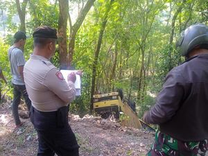 Truk Muat Obat Nyamuk Terguling Masuk Jurang 10 Meter di Dlingo