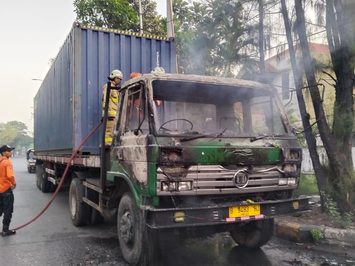 Truk terbakar di Surabaya saat ditinggal sopir ke warung