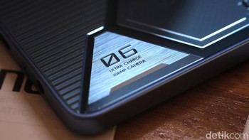 Bodi belakang Pova 6 dihiasi dengan berbagai tulisan, misalnya ini: Ultra Charge 108MP Camera. (Foto: detikINET/Anggoro Suryo Jati)