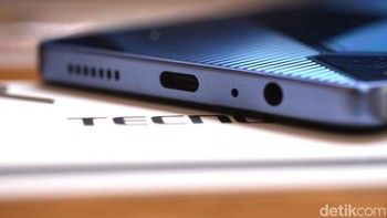Pada bagian bawah ada lubang speaker, port USB-C, dan.... port audio 3,5mm. Foto: detikINET/Anggoro Suryo Jati