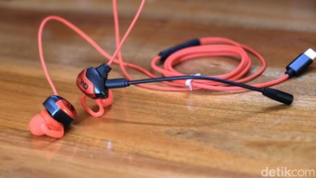 Penampakan earphone USB-C dengan mikforon yang bisa dilepas-pasang. Foto: detikINET/Anggoro Suryo Jati