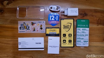 Dalam boks ponsel berisi banyak selebaran, bonus stiker, dan juga charger 70W yang bisa mengisi baterai dari kosong sampai 50% dalam waktu 20 menit. Foto: detikINET/Anggoro Suryo Jati