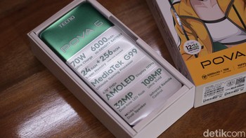 Spesifikasi utama Pova 6 dipajang di plastik pembungkus ponsel. Foto: detikINET/Anggoro Suryo Jati