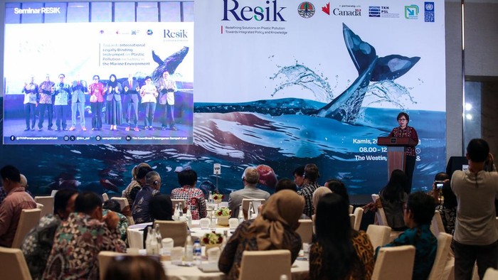Upaya Mengakhiri Polusi Plastik di Indonesia Kementerian Lingkungan Hidup dan Kehutanan (LHK) berkomitmen penuh untuk mengakhiri polusi plastik melalui kampanye Resik (Redefining Solutions on Plastic Pollution Towards Integrated Policy and Knowledge). Itu ditegaskan kembali pada acara puncak kampanye Resik, di Jakarta, Kamis (20/6/2024).