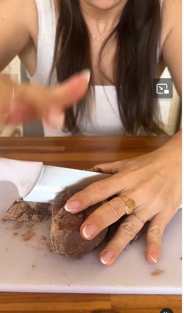 Video Wanita Makan 'Pot Tanaman' Ini Viral Ditonton 50 Juta Kali!