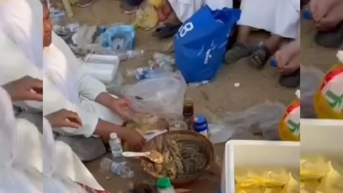 Viral perempuan diduga jemaah haji nyambi jualan rujak di Arab Saudi.