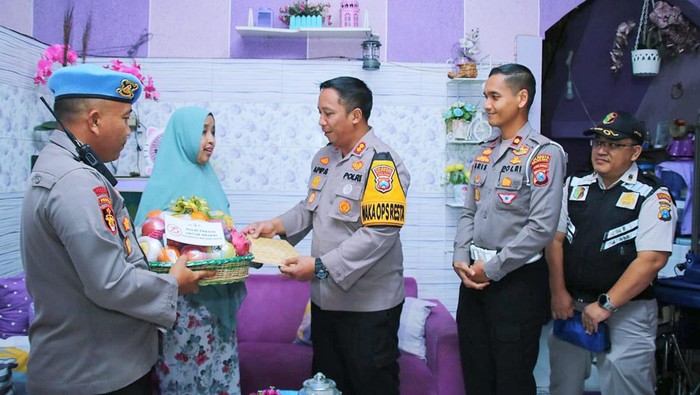 Wakapolresta Malang Kota AKBP Apip Ginanjar saat mengunjungi anggota yang mengalami sakit