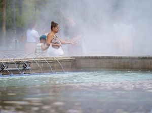 Warga Rumania Ngadem di Air Mancur Saat Suhu Capai 36 Derajat Celcius