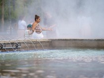 Warga Rumania Ngadem di Air Mancur Saat Suhu Capai 36 Derajat Celcius