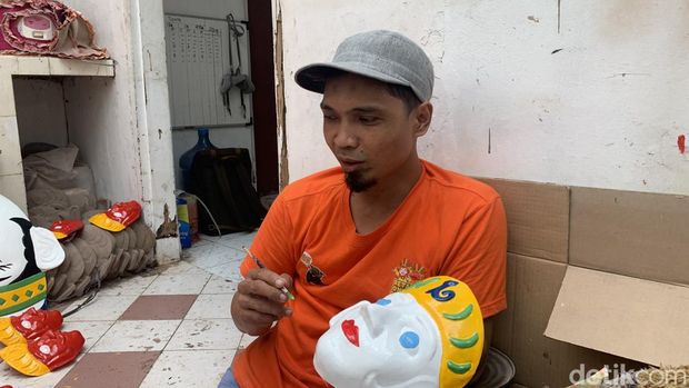 Wawang Sunarya yang merupakan seorang pengrajin topeng ondel-ondel di Setu Babakan