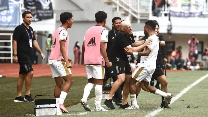 Yance Sayuri merayakan gol yang dicetaknya bersama pelatih PSM Makassar Bernardo Tavares.