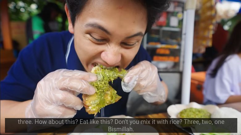 YouTuber Thailand cicip ayam penyet cabe ijo aa sipit