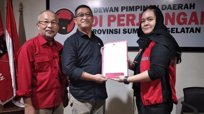 Yudha Rinaldi ambil formulir di DPD PDIP Sumsel untuk Pilkada Palembang.