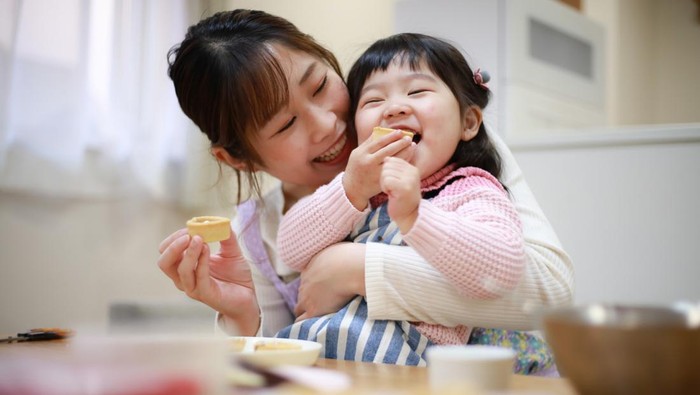 Parents and children eating the sweets they made