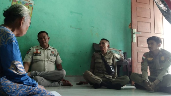 3 pria berseragam Satpol PP Pekanbaru mendatangi rumah Mardiana. (Istimewa)