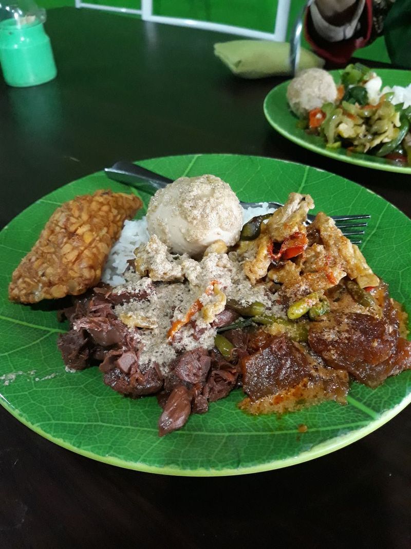 5 Tempat Ini Punya Menu Porsi Jumbo yang Harganya Terjangkau