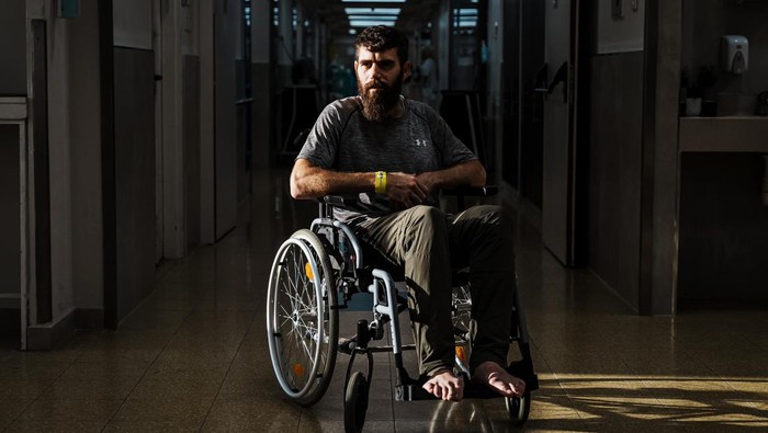RAMAT GAN, ISRAEL -- DECEMBER 25, 2023: Mordechai Shenwald, poses for a portrait at the Returning To Life facility for wounded soldiers at Sheba Medical Center in Ramat Gan, Israel, Monday, Dec. 25, 2023. In these wartime days, Jewish-Arab co-existence is battle-tested every day in Sheba Medical Center, IsraelÕs biggest medical center, where Palestinian citizens of Israel work alongside Jewish colleagues. (MARCUS YAM / LOS ANGELES TIMES)