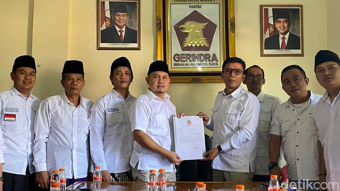 Abdullah Badar (kiri layar memegang kertas) mendaftar sebagai calon Bupati Garut ke Gerindra.