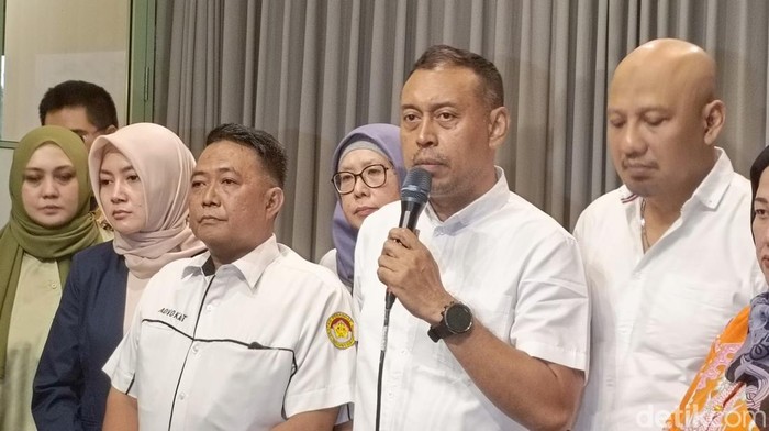 John Richard  (memegang mic) memberikan statmen mendukung kasus yang menimpa Adya dituntaskan dengan cepat.