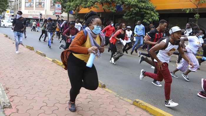 Aksi Protes Warga Kenya Tolak Kenaikan Pajak Massa dari kalangan muda atau Gen Z di Kenya melakukan aksi protes kenaikan pajak. Ini foto-fotonya.