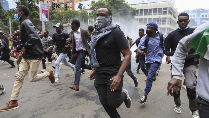 Aksi Protes Warga Kenya Tolak Kenaikan Pajak Massa dari kalangan muda atau Gen Z di Kenya melakukan aksi protes kenaikan pajak. Ini foto-fotonya.