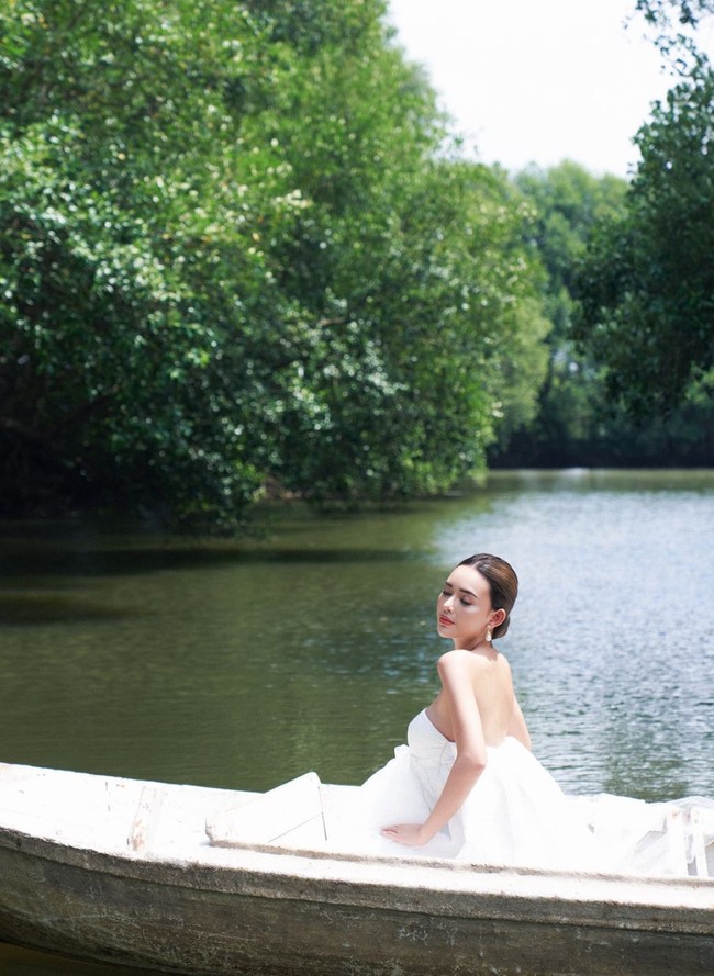 Tampil cantik dan seksi, wanita 24 tahun itu terliht mengenakan tube dress berwarna putih. Rambutnya tampak simpel dengan hanya dicepol ke belakang. Foto: Instagram/@winstongomez