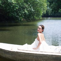 Tampil cantik dan seksi, wanita 24 tahun itu terliht mengenakan tube dress berwarna putih. Rambutnya tampak simpel dengan hanya dicepol ke belakang. Foto: Instagram/@winstongomez