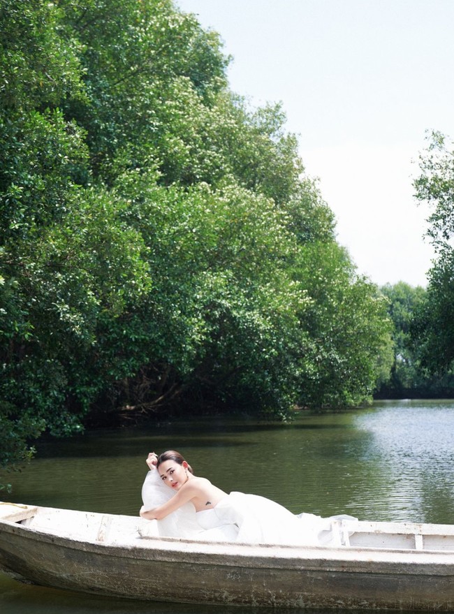 Mengenakan tube dress membuat tato di bagian bawah lengan Amanda jelas terlihat. Tato mungil tersebut tampak bergambar sebuah pistol. Foto: Instagram/@winstongomez