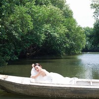 Mengenakan tube dress membuat tato di bagian bawah lengan Amanda jelas terlihat. Tato mungil tersebut tampak bergambar sebuah pistol. Foto: Instagram/@winstongomez