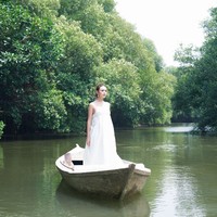 Amanda pun tampak berpose di atas perahu sampan. Tak sedikit yang memuji kecantikannya hingga menyebut Amanda terlihat seperti bidadari. Masya Allah cantiknya kaya bidadari, komentar salah seorang netizen. Foto: Instagram/@winstongomez