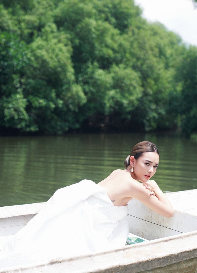 Jika diperhatikan, tak hanya di bawah lengan kirinya, melainkan di bawah lengan kanan Amanda juga tampaknya terdapat tato. Sayangnya tato di bawah lengan kanannya itu hanya sebagian terlihat sehingga tak terlalu jelas. Foto: Instagram/@winstongomez