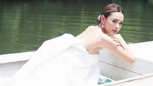 Tak hanya satu, di bagian tubuh sebalah kanan Amanda Manopo juga terdapat tato. Foto: Instagram/@winstongomez