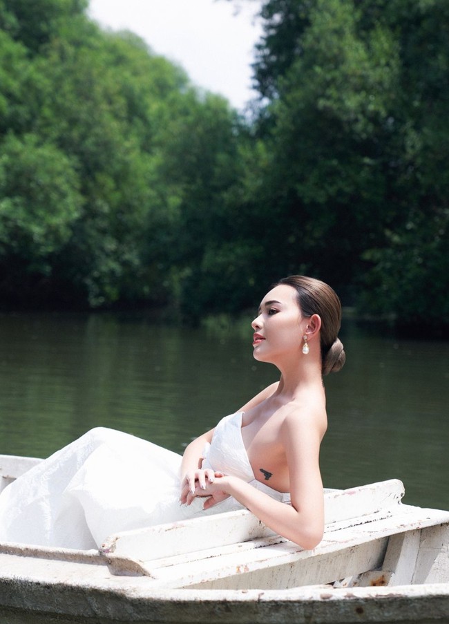 Untuk melengkapi penampilannya Amanda juga terlihat mengenakan sepasang anting gantung berwarna putih. Riasan waajahnya yang bernuansa peach juga membuat pesonanya kian terpancar. Foto: Instagram/@winstongomez