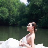 Untuk melengkapi penampilannya Amanda juga terlihat mengenakan sepasang anting gantung berwarna putih. Riasan waajahnya yang bernuansa peach juga membuat pesonanya kian terpancar. Foto: Instagram/@winstongomez