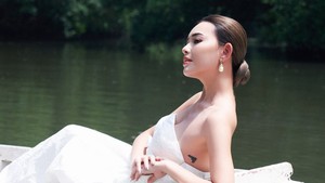 Busana yang digunakan membuat tato Amanda Manopo di bawah lengan terekspose. Foto: Instagram/@winstongomez