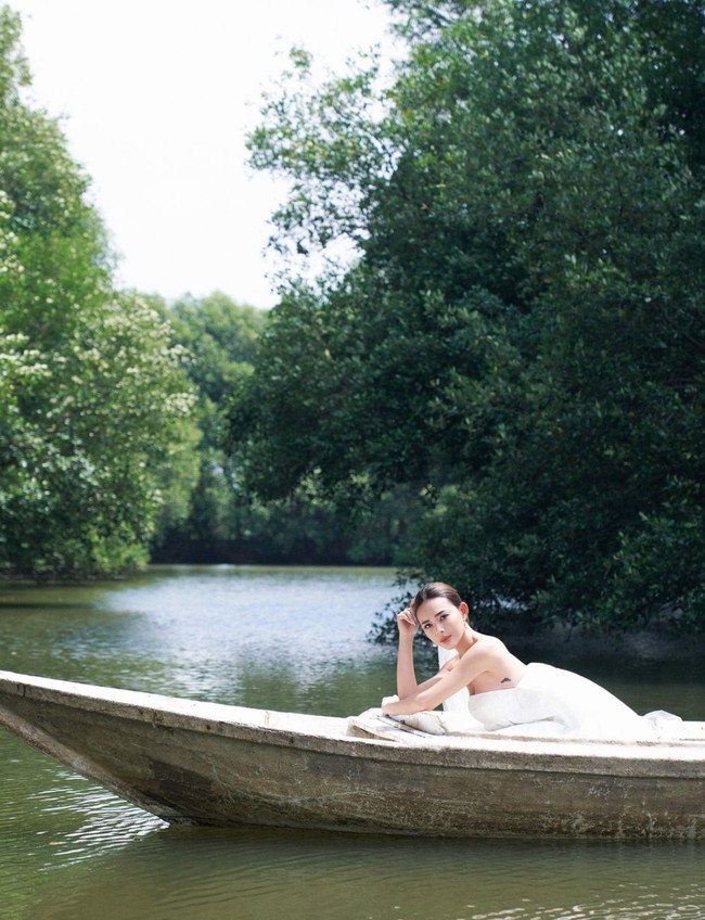Amanda Manopo terlihat kembali melakukan pemotretan bersama fotografer handal Winston Gomez. Kali ini pemotretannya tersebut berlangsung di kawasan konservasi alam mangrove. Foto: Instagram/@winstongomez