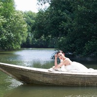 Amanda Manopo terlihat kembali melakukan pemotretan bersama fotografer handal Winston Gomez. Kali ini pemotretannya tersebut berlangsung di kawasan konservasi alam mangrove. Foto: Instagram/@winstongomez