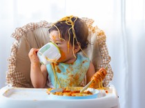 Anaknya Makan Berantakan, Pria Ini Dikenai Denda oleh Restoran