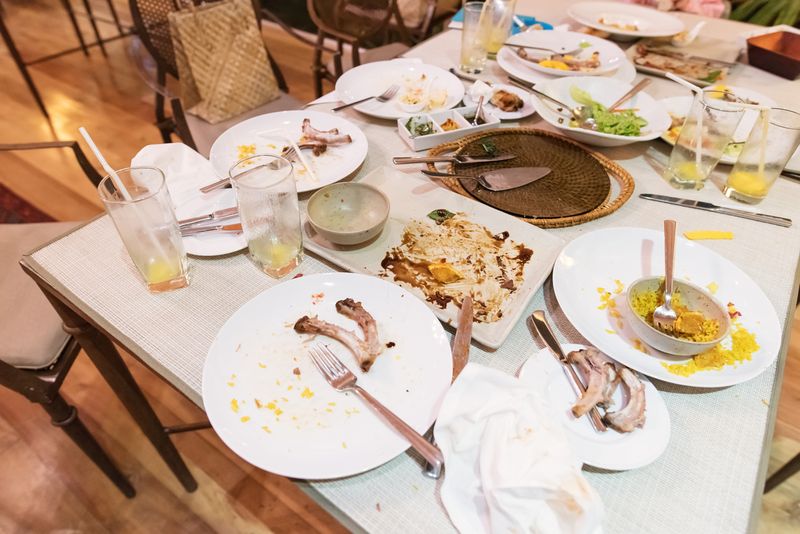 Anaknya Makan Berantakan, Pria Ini Dikenai Denda oleh Restoran