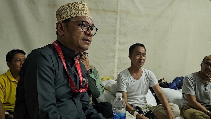 Anggota Timwas Haji DPR, Ace Hasan Syadzily (Kang Ace) melakukan kunjungan ke tenda dapilnya kloter JKS-11 Kabupaten Bogor di Maktab 72 Mina.